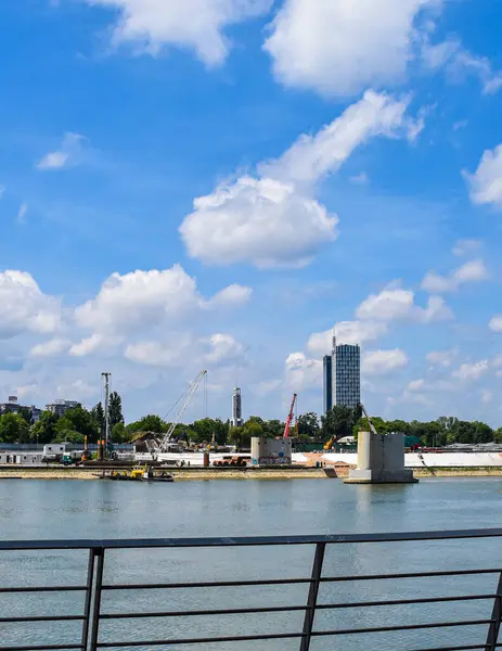 Kaldırılan köprünün beton sütunları ve etraflarındaki ağır makineler..