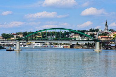 Belgrad 'daki köprü sökme süreci, insan emeği, makineler, Kalemegdan şehri, Sava nehri ve yukarıdaki açık gökyüzünü gösteriyor. 2025.05.22 'de çekilmiş. Belgrad 'da, Sırbistan' ın Sava Nehri kıyısında
