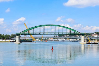 Arka planda Kalemegdan ve Yeni Belgrad 'ın olduğu Sava Nehri Köprüsü kaldırma sahnesi. 2025.05.22 'de çekilmiş. Belgrad 'da, Sırbistan' ın Sava Nehri kıyısında