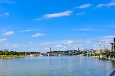 Belgrad Sava liman bölgesi ve kent kimliğini yeniden şekillendirirken köprü de yıkıldı. 2025.05.22 'de çekilmiş. Belgrad 'da, Sırbistan' ın Sava Nehri kıyısında