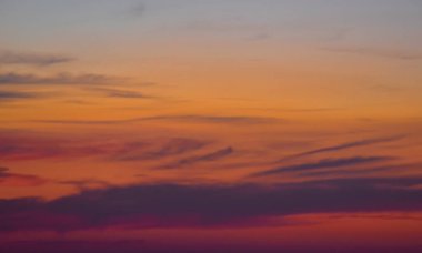 Gün batımının renklerinin ve sihirli bulutların birleştiği huzurlu bir akşam gökyüzü rüya gibi, gerçeküstü bir atmosfer yaratmak için..
