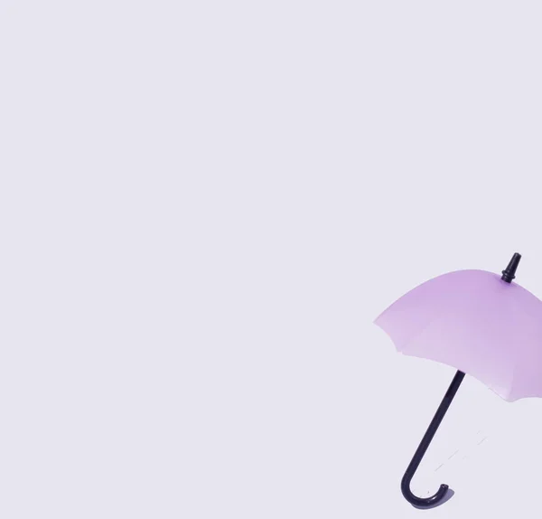 紫色的雨伞掉在地上 概念艺术和简约主义 粘贴背景 — 图库照片