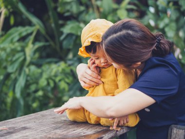 De Mala Cafe, Thung Saliam, Sukhothai, Tayland 'da Tayland uyruklu ve doğanın Asyalı anne ve oğlu..