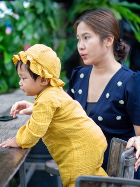 De Mala Cafe, Thung Saliam, Sukhothai, Tayland 'da Tayland uyruklu ve doğanın Asyalı anne ve oğlu..