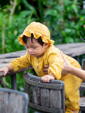 Tayland uyruklu Asyalı bir bebek De Mala Cafe, Thung Saliam, Sukhothai, Tayland 'da.