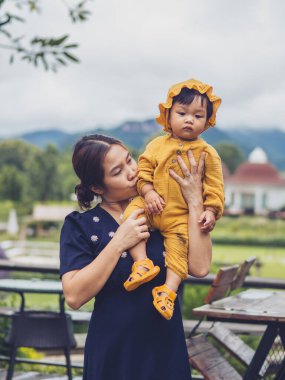 De Mala Cafe, Thung Saliam, Sukhothai, Tayland 'da Tayland uyruklu ve doğanın Asyalı anne ve oğlu..