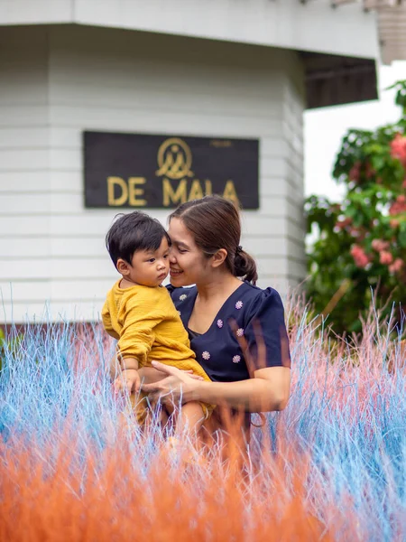 Madre Asiatica Figlio Nazionalità Tailandese Erba Colorata Mala Cafe Thung — Foto Stock