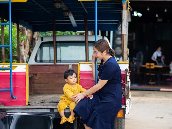 Tayland uyruklu Asyalı anne ve oğlu ve eski araba De Mala Cafe, Thung Saliam, Sukhothai, Tayland.