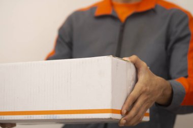 Paket teslimat personelinin işi.