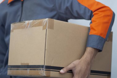 Paket teslimat personelinin işi.