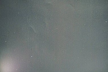 Enfes beyaz kumaş dokusunun yakın çekimi, karmaşık detayları ve hassas kalıpları yakalamak, kış düğünü teması ya da zarif bir tasarım projesi için mükemmel.