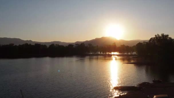Ανατολή Ηλίου Και Sunset Reflections Στον Ποταμό Και Λίμνη Waterscape — Αρχείο Βίντεο