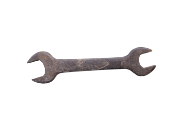 Paslı eski anahtar ve İngiliz anahtarı izole edilmiş.