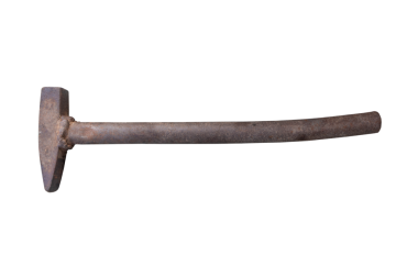 Eski paslı çekiç beyaz arka planda izole edilmiş.