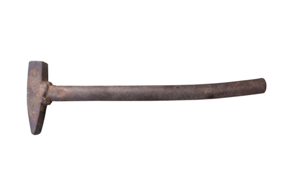 Eski paslı çekiç beyaz arka planda izole edilmiş.