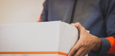 paket teslimat personeli ve çalışma