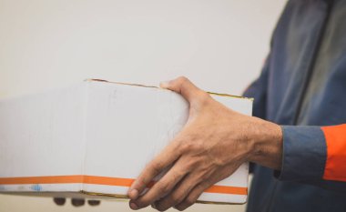 paket teslimat personeli ve çalışma