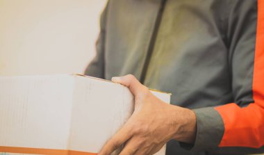 paket teslimat personeli ve çalışma