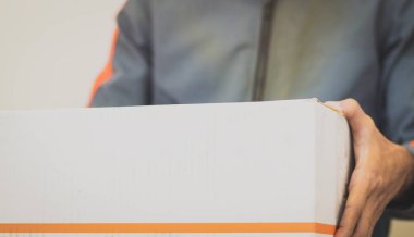 paket teslimat personeli ve çalışma