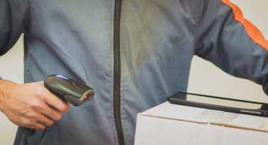 paket teslimat personeli ve çalışma