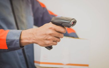 paket teslimat personeli ve çalışma