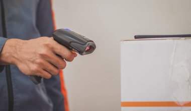 paket teslimat personeli ve çalışma