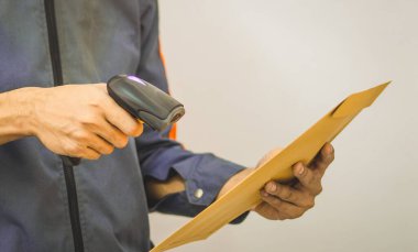 paket teslimat personeli ve çalışma