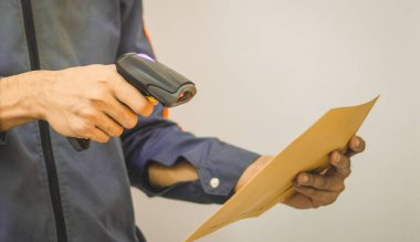 paket teslimat personeli ve çalışma