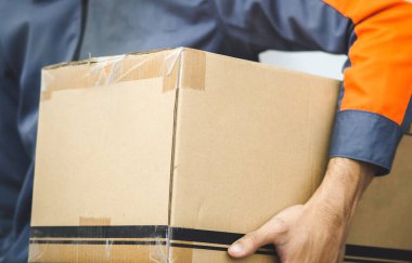 paket teslimat personeli ve çalışma