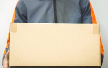 paket teslimat personeli ve çalışma