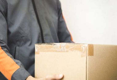 paket teslimat personeli ve çalışma