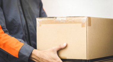 paket teslimat personeli ve çalışma