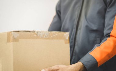 paket teslimat personeli ve çalışma