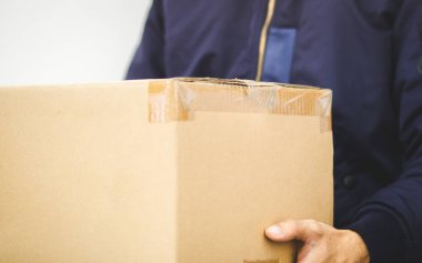 paket teslimat personeli ve çalışma