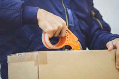 paket teslimat personeli ve çalışma