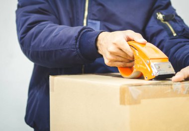 paket teslimat personeli ve çalışma