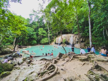 Erawan, Erawan Ulusal Parkı, Kanchanaburi Eyaleti, Tayland 'da düştü..