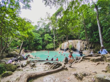 Erawan, Erawan Ulusal Parkı, Kanchanaburi Eyaleti, Tayland 'da düştü..