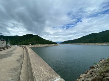 Dağlardaki barajın manzarası Bhumiphol Barajı, Tak, Tayland.