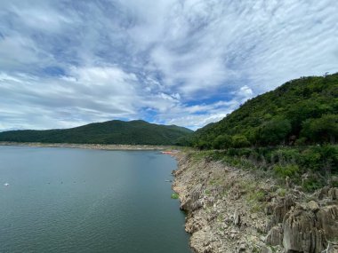 Dağlardaki barajın manzarası Bhumiphol Barajı, Tak, Tayland.