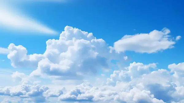 Pofuduk beyaz bulutlarla süslenmiş parlak mavi gökyüzü