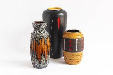 Beyaz bir arkaplanda izole edilmiş Eski Yüzyıl Ortaçağ Vazoları.