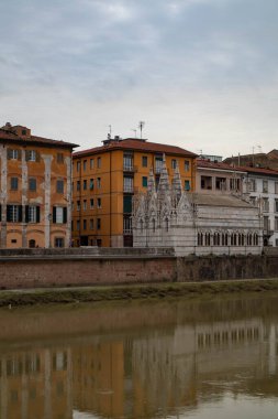 Santa Maria della Spina Kilisesi ve Arno boyunca yürü, Pisa şehri, Toskana