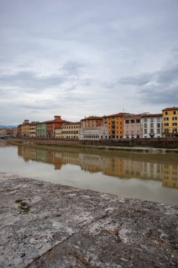 Santa Maria della Spina Kilisesi ve Arno boyunca yürü, Pisa şehri, Toskana