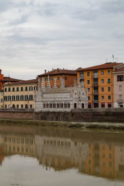 Santa Maria della Spina Kilisesi ve Arno boyunca yürü, Pisa şehri, Toskana