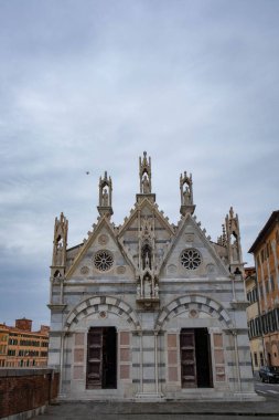 Santa Maria della Spina Kilisesi ve Arno boyunca yürü, Pisa şehri, Toskana