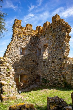 Güney Sardunya 'daki Acquafredda Kalesi' ne giden yol boyunca yürü.