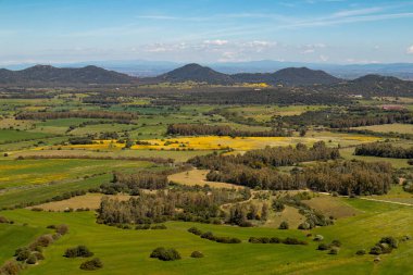 Güney Sardunya 'daki Acquafredda Kalesi' ne giden yol boyunca yürü.