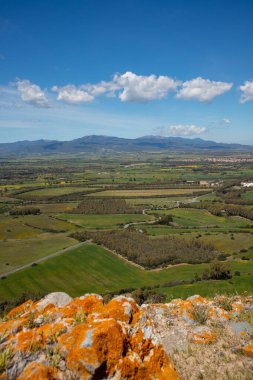 Güney Sardunya 'daki Acquafredda Kalesi' ne giden yol boyunca yürü.