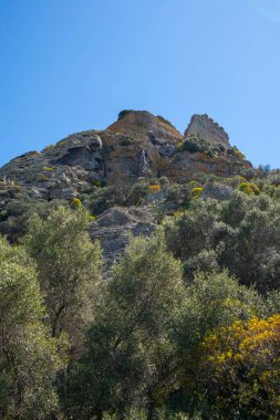 Güney Sardunya 'daki Acquafredda Kalesi' ne giden yol boyunca yürü.
